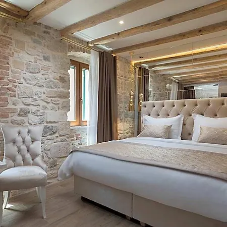 Le Premier Luxury Bed & Breakfast 4*