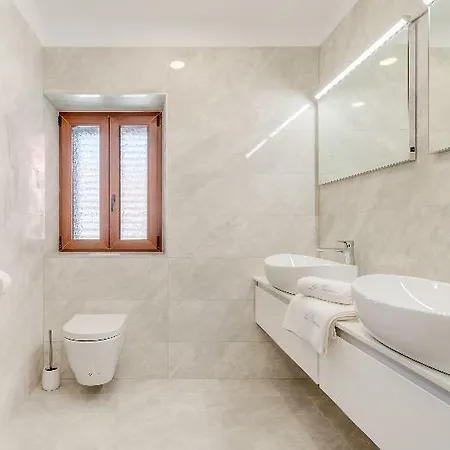 Le Premier Luxury - Exclusive Self Serviced