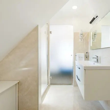 Le Premier Luxury - Exclusive Self Serviced 4* Split