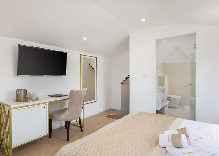 Le Premier Luxury Bed & Breakfast 4*