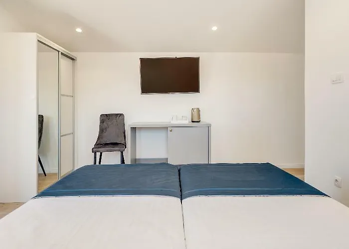 Le Premier Luxury Bed & Breakfast 4*