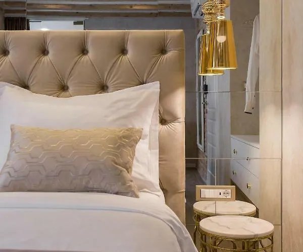 Le Premier Luxury Bed & Breakfast 4*